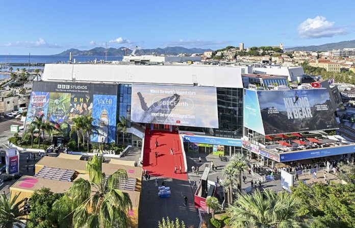 Vue du Palais des Festivals de Cannes et des installations du MIPCOM 2026