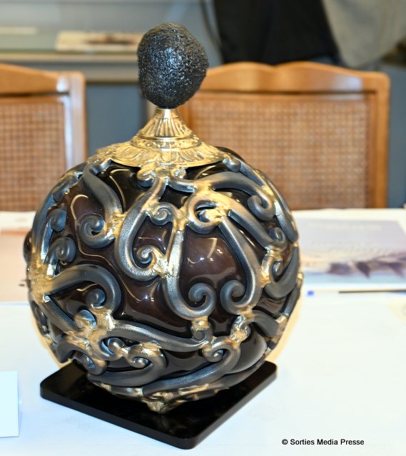 Martti – Flacon de parfum en forme de truffe Flacon de parfum en forme de truffe créé par l'artiste Martti, présenté à l'occasion du 31e Marché de la Truffe
