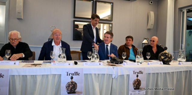 Conférence de presse du 31e Marché de la Truffe de Grasse et du Rouret avec les organisateurs réunis autour d'une table