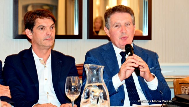 Deux hommes parlant pour un discours
