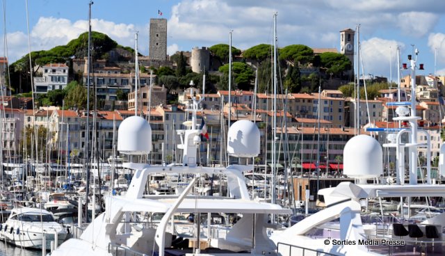 Vue du Vieux-Port de Cannes avec ses yachts et le quartier du Suquet, à proximité du MIPCOM Cannes 2026.