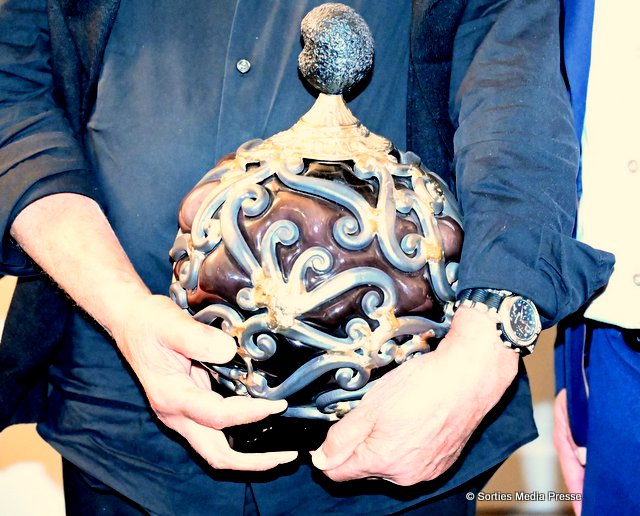 Flacon de parfum en forme de truffe créé par l'artiste Martti, présenté à l'occasion du 31e Marché de la Truffe