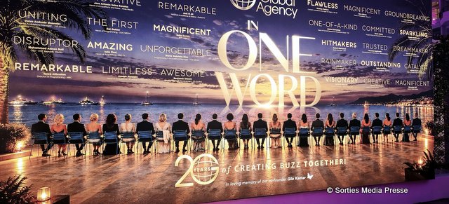 Scène du MIPCOM Cannes 2026 avec des participants devant le décor ONE WORD