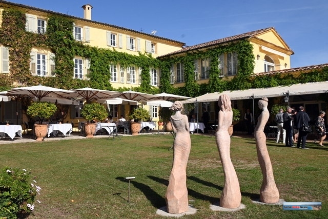 Bastide provençale entourée d’un jardin avec trois sculptures et une terrasse ombragée