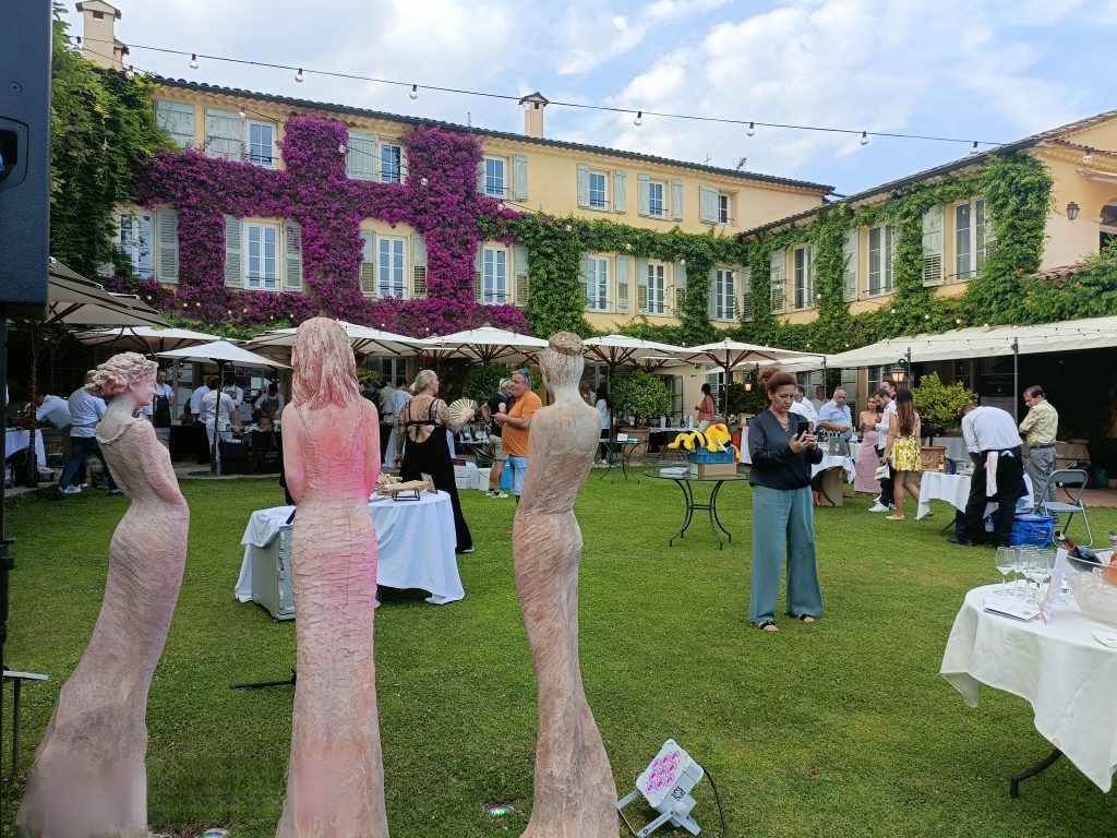 Jardin de la Bastide Saint-Antoine à Grasse avec des invités, des stands et des sculptures